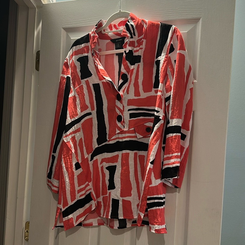 Ali Miles super cute top with wire stand up collar!